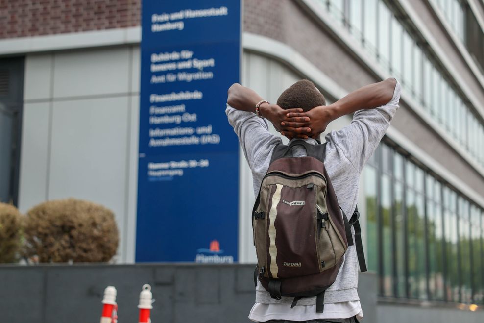 Louis (35) ist verzweifelt. Seine ganze Identität will er nicht zu erkennen geben, weil er Angst hat, dass ihn Sachbearbeiter dann erst Recht nicht drannehmen.