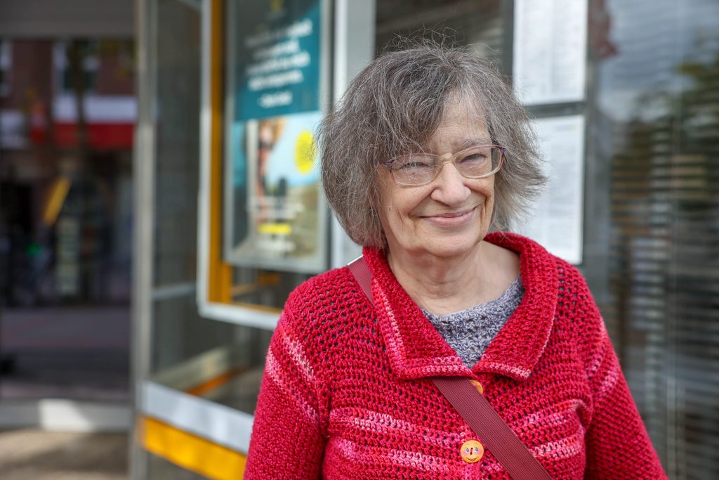 Norma (69) reicht, dass die Bank einmal die Woche auf hat. Man braucht sie schließlich nicht jeden Tag.