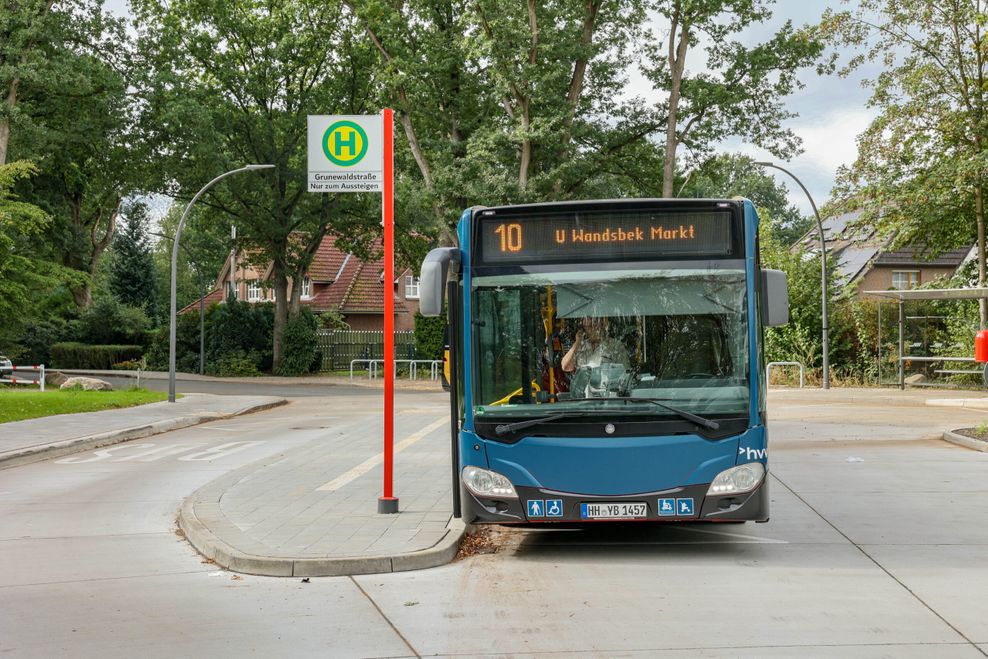 Die Buslinie M10 wurde verlängert und fährt seit Sommer zur neuen Haltestelle Grunewaldstraße in Jenfeld. Andernorts geht es mit dem Ausbau des Bushaltestellen nur langsam voran.