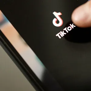 Vor allem bei Teenagern ist TikTok beliebt.