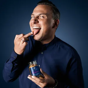 Hach, wie edgy: Tim Raue zeigt seinen Ankerkraut -Kunden den Mittelfinger.