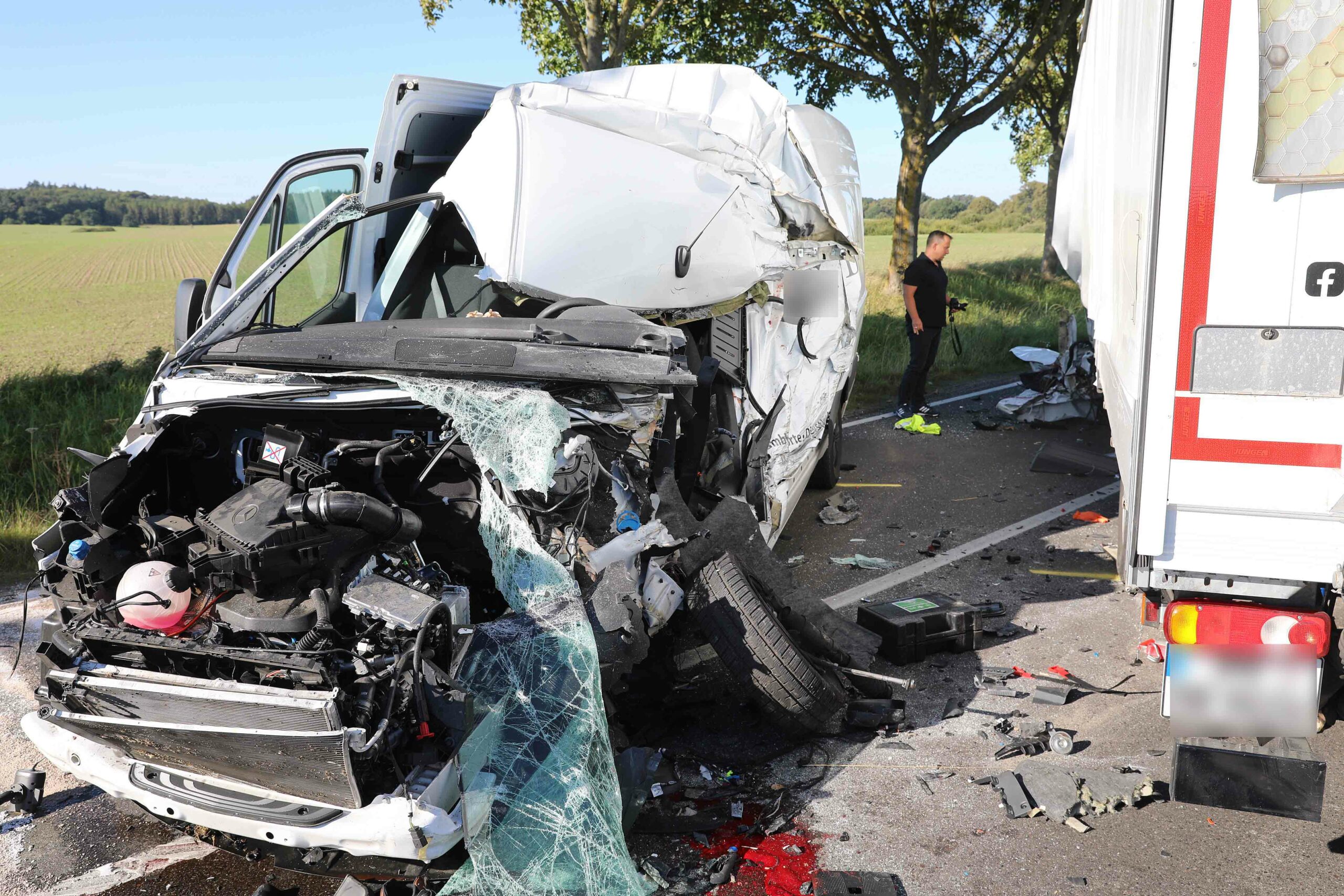Bei Frontal-Crash auf Bundesstraße im Norden – junger Fahrer tot