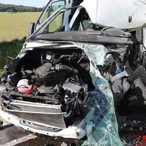 Bei Frontal-Crash auf Bundesstraße im Norden – junger Fahrer tot