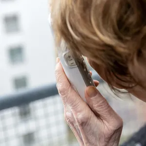 Eine Rentnerin telefoniert