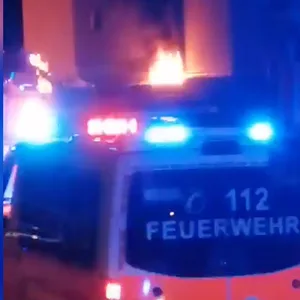 Flammen schlugen die Fassade hoch und drohten auf das gesamte Silo überzugreifen.