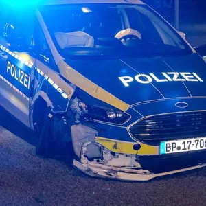 Der beschädigte Streifenwagen der Bundespolizei.