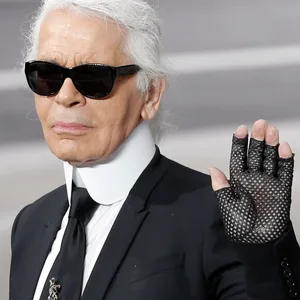 Karl Lagerfeld auf dem roten Teppich