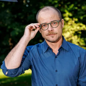Der Schauspieler Matthias Koeberlin steht am Set der ZDF-Produktion "Gäste zum Essen".