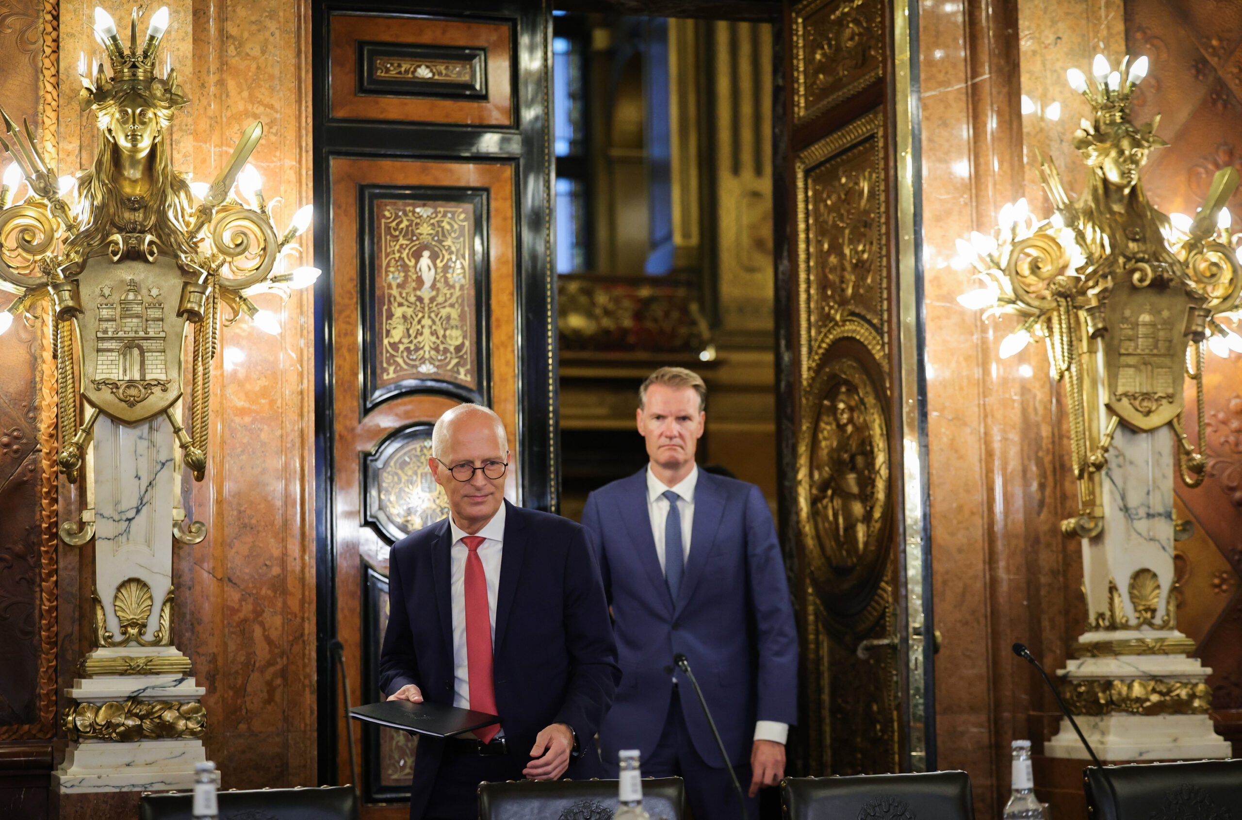 Historischer Tag im Rathaus: Bürgermeister Peter Tschentscher (l., SPD) und MSC-Chef Soren Toft kündigen den Hafen-Deal an.