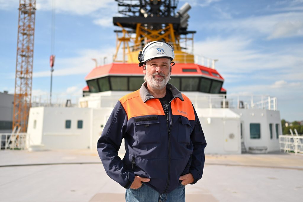 Projektleiter Harald Janssen steht an Deck der neuen „Scharhörn“.