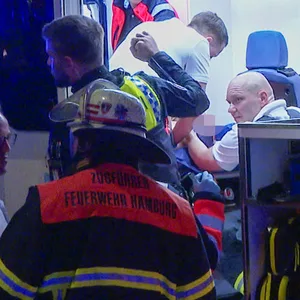 Der Verletzte wird in einem Rettungswagen in eine Klinik gebracht.