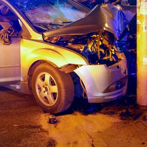 Einsatzkräfte an dem verunfallten Auto auf der Willy-Brandt-Straße.