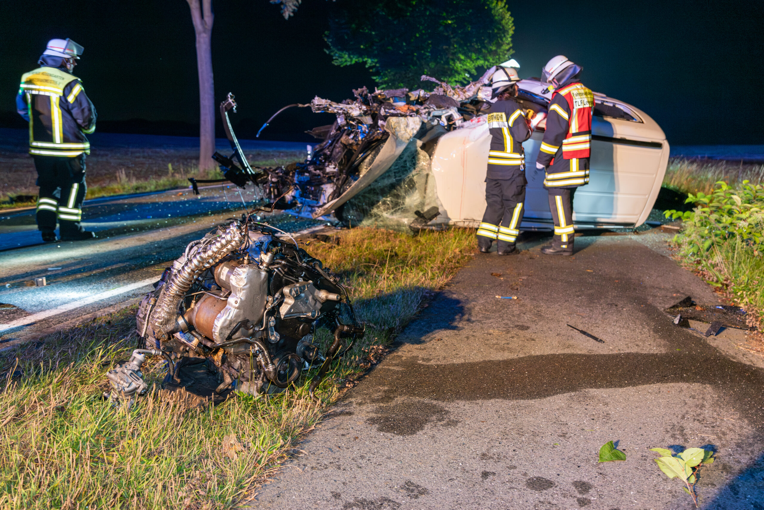 Schwerer Unfall auf der K52 bei Leversen (Landkreis Harburg): Die Wucht des Aufpralls war so enorm, dass der Motorblock aus dem Wagen gerissen wurde.
