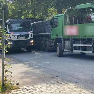 In Bahrenfeld kommt es in einer Wohngegend durch Baustellen-Lkw zu gefährlichen Situationen.