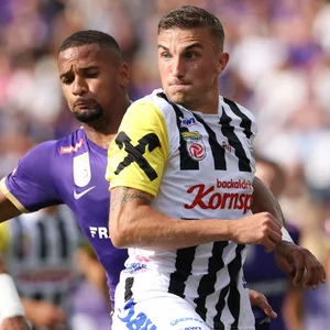 Philipp Ziereis im Zweikampf mit einem Gegenspieler