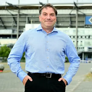 Thomas Wüstefeld vor dem Volksparkstadion