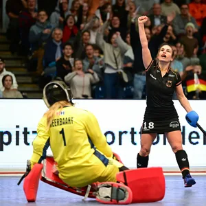 Hockey-Nationalspielerin Lisa Altenburg (r.) zählt zu den prominenten Gesichtern der Kampagne.