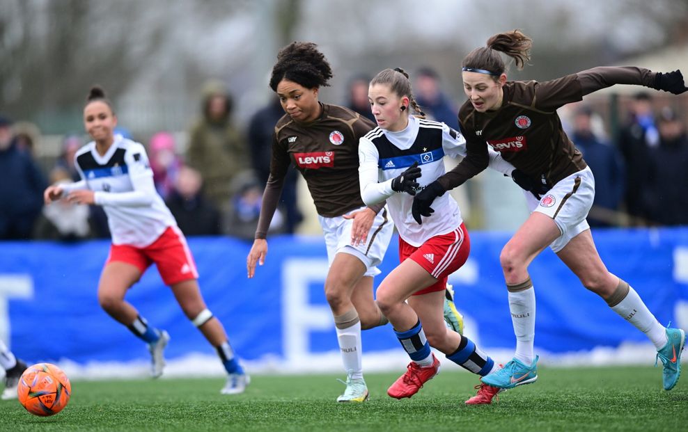 Midou Loubongo-Mboungou (St. Pauli, v. l.), Hannah Guenther (HSV), Paula Bodenstedt (St. Pauli) im Kampf um den Ball. (Archvibild)