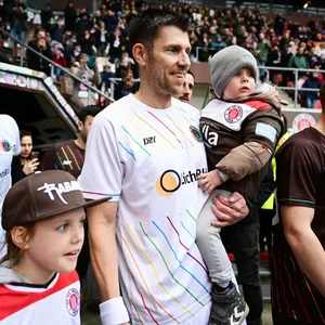 Fabian Boll mit Kind am Millerntor