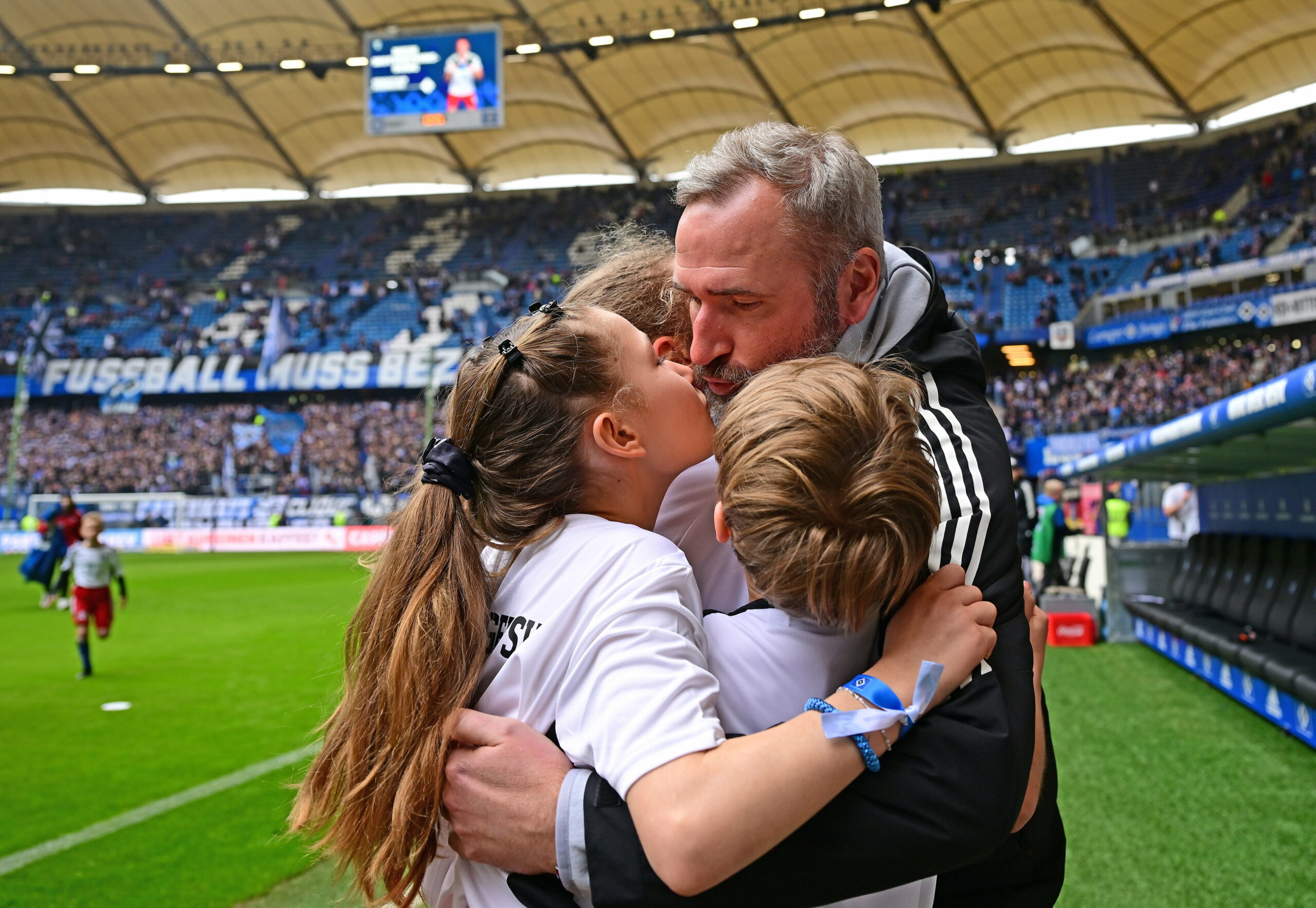 HSV-Trainer Tim Walter umarmt seine Kinder im Volksparkstadion