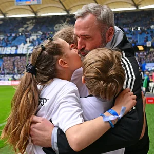 HSV-Trainer Tim Walter umarmt seine Kinder im Volksparkstadion