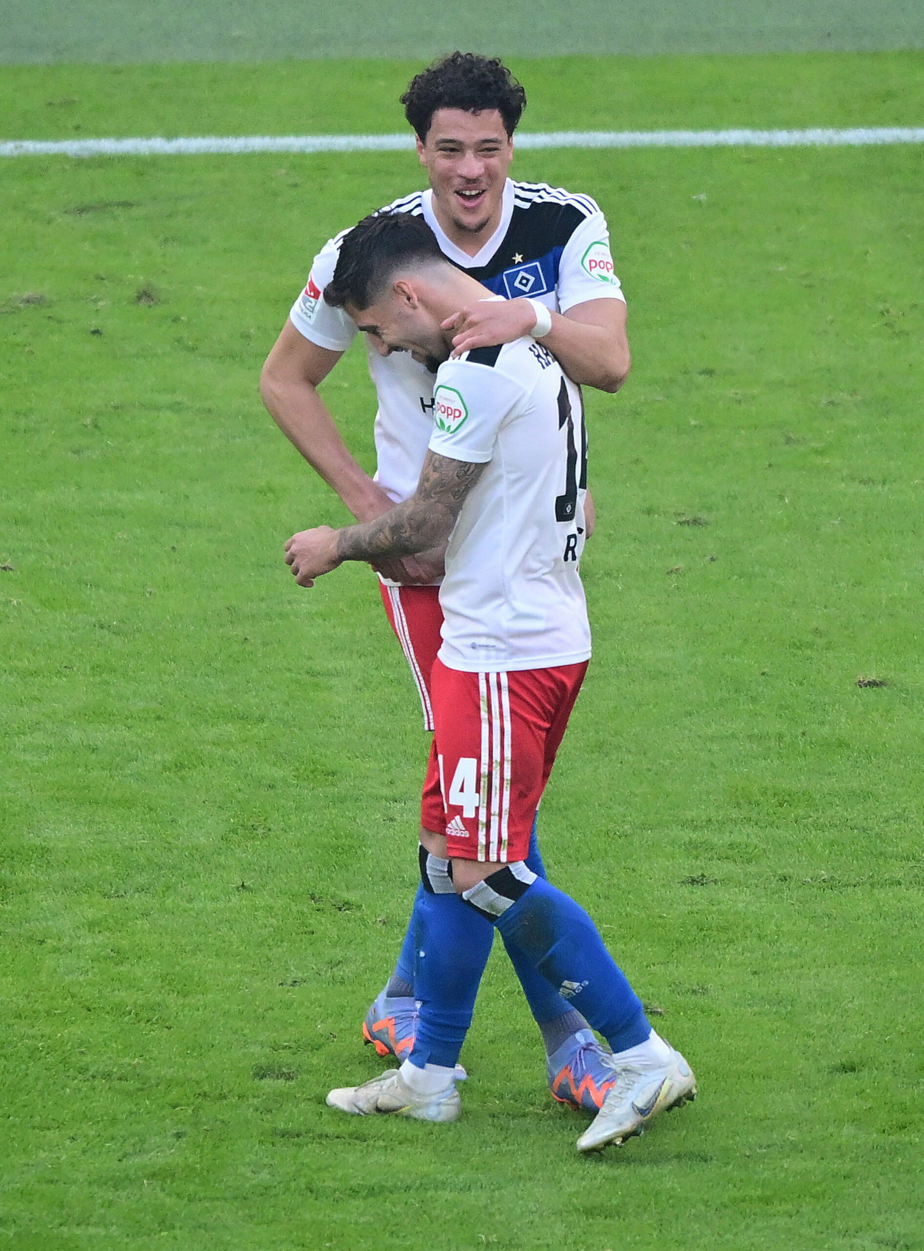 Jonas David jubelt mit Ludovit Reis