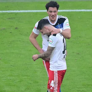 Jonas David jubelt mit Ludovit Reis