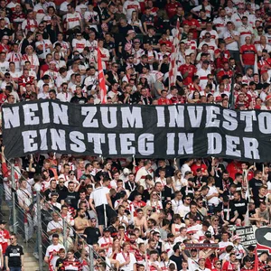 Stuttgarter Ultras mit Plakat gegen Ivestoren-Einstieg