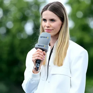 Sport1-Moderatorin Lili Engels beim HSV-Spiel in Berlin
