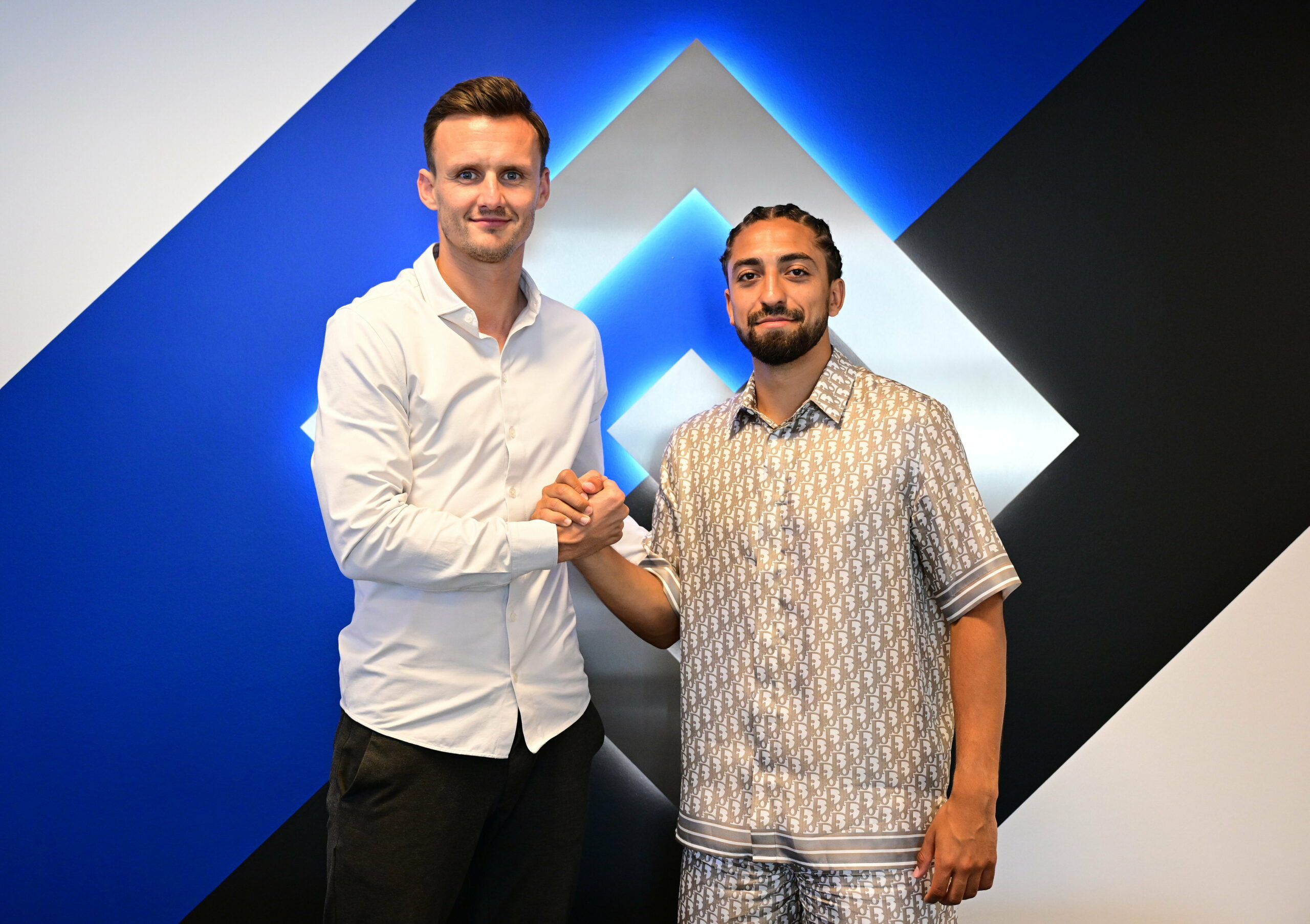 Claus Costa und Immanuel Pherai vor dem HSV-Logo