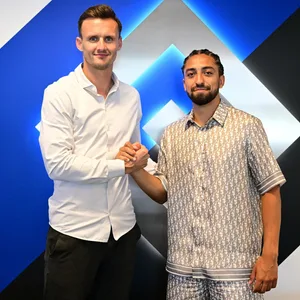 Claus Costa und Immanuel Pherai vor dem HSV-Logo