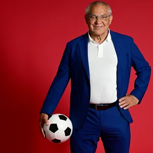 Felix Magath mit Ball in Hand