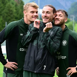 Eric Smith, Jackson Irvine und Marcel Hartel vom FC St. Pauli
