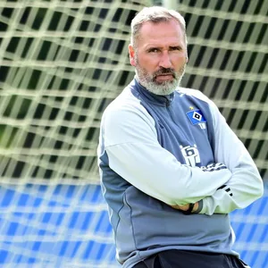 HSV-Trainer Walter schaut sich das Training an