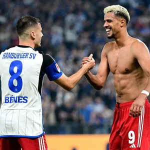 Laszlo Bénes klatscht mit Robert Glatzel ab