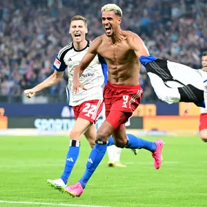 HSV-Stürmer Glatzel jubelt ohne Trikot nach seinem Tor gegen Schalke