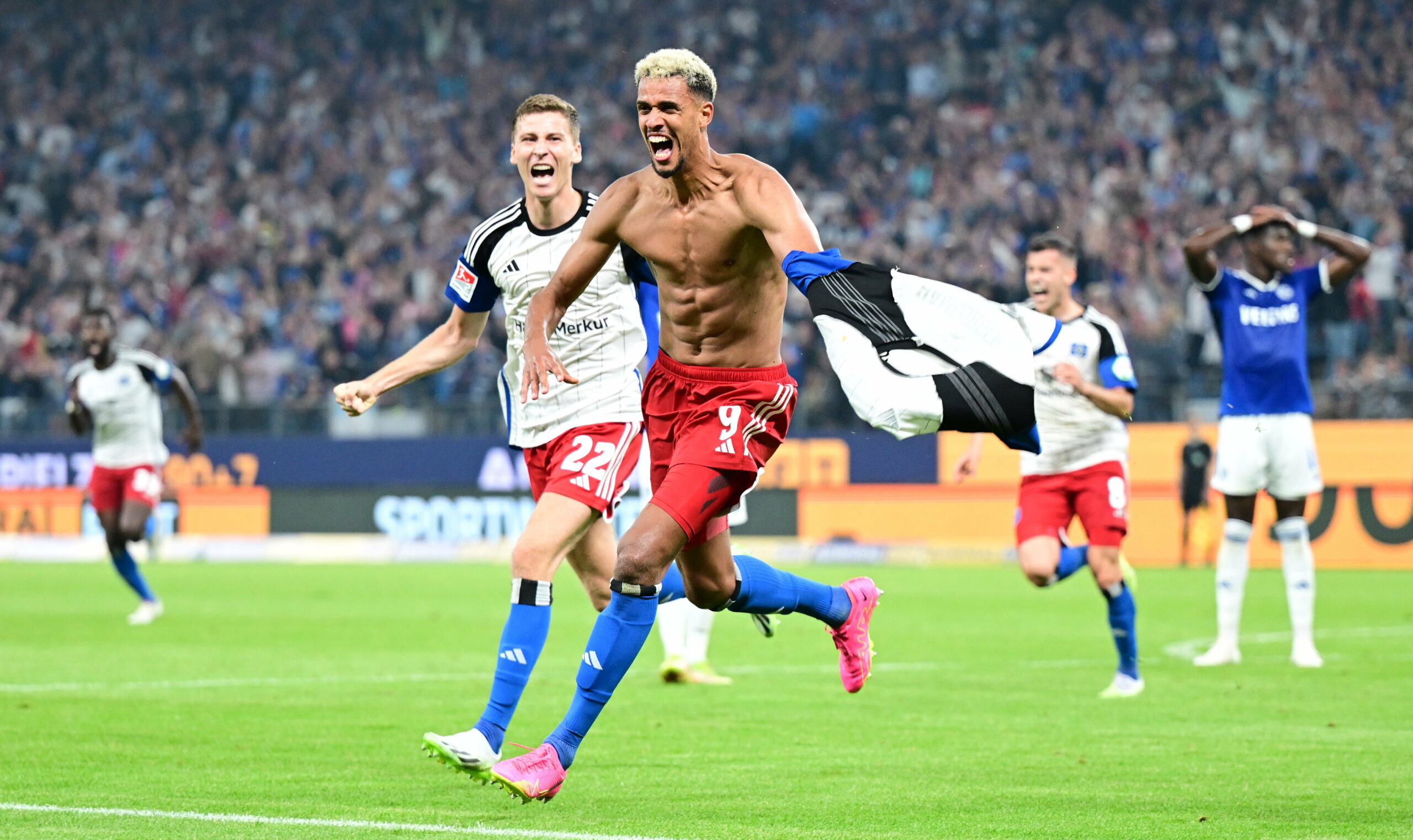 Robert Glatzel feiert sein Tor zum 4:3 gegen Schalke