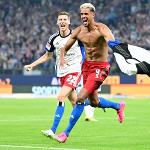 Robert Glatzel feiert sein Tor zum 4:3 gegen Schalke