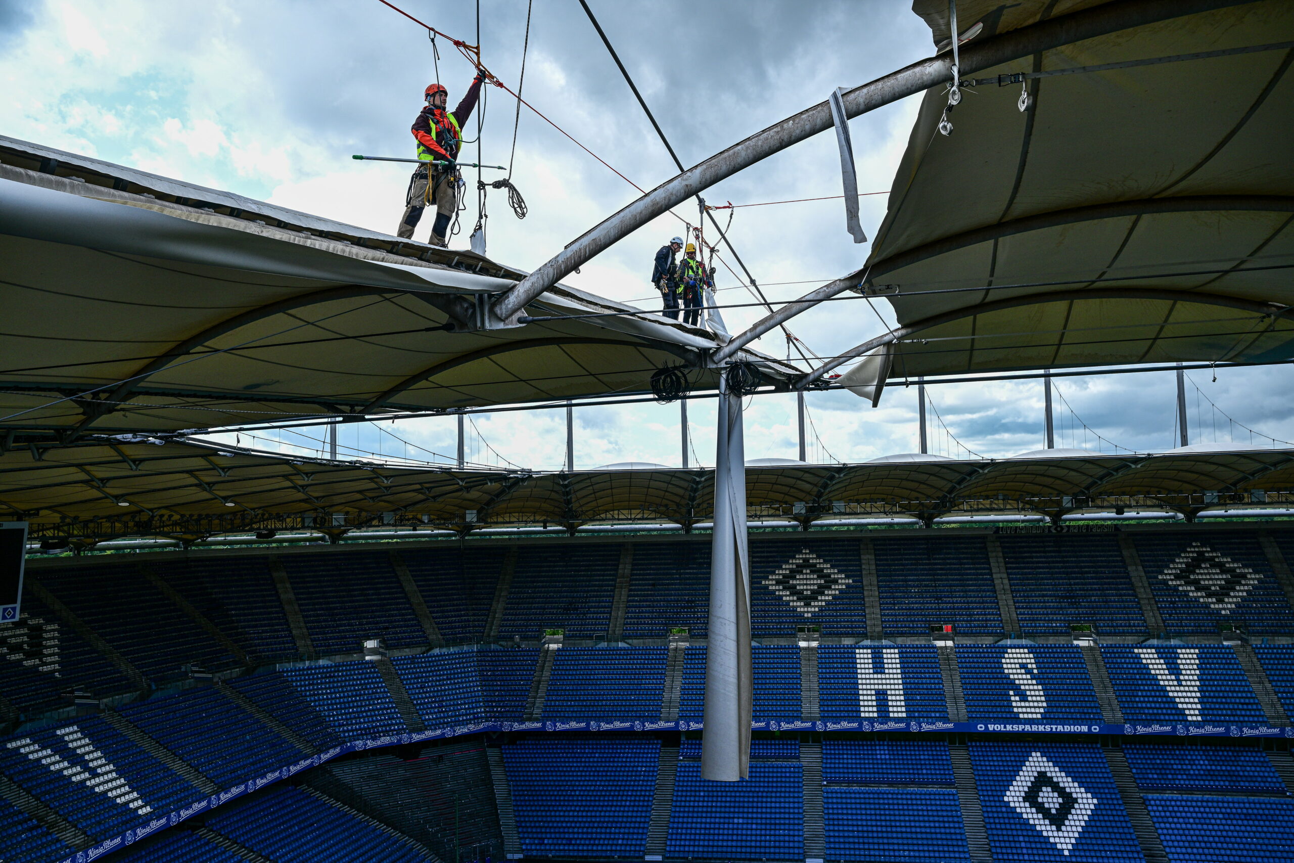 Bei der Sanierung des Volksparkstadions wird aktuell viel am neuen Dach gearbeitet