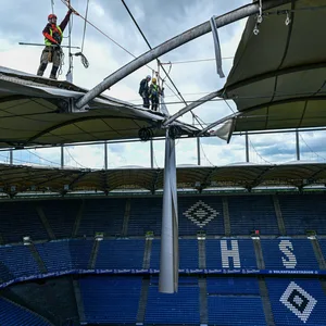 Bei der Sanierung des Volksparkstadions wird aktuell viel am neuen Dach gearbeitet