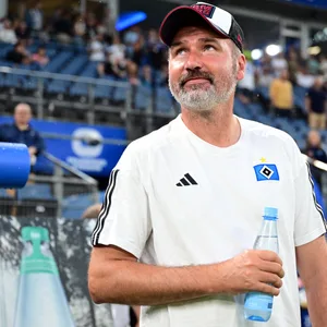 HSV-Trainer Tim Walter mit Cap