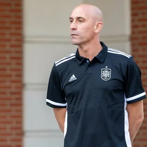 Luis Rubiales im schwarzen T-Shirt mit Logo der spanischen Nationalmannschaft.