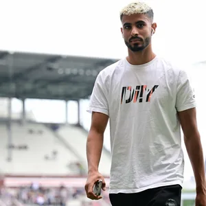 Elias Saad vor einem Heimspiel am Millerntor