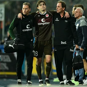 Scott Banks vom FC St. Pauli muss gestützt werden