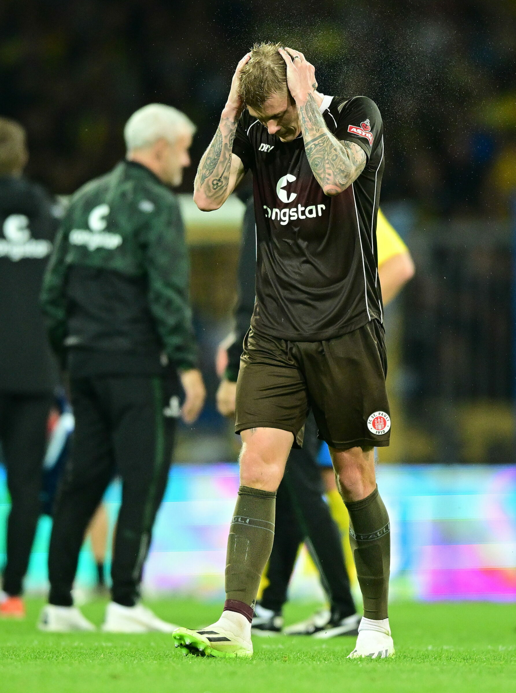 Eric Smith vom FC St. Pauli zeigt seine Enttäuschung