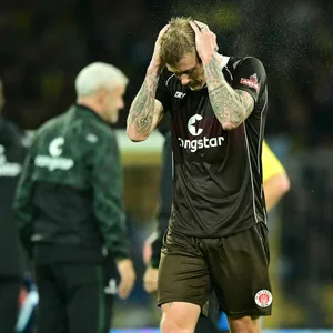 Eric Smith vom FC St. Pauli zeigt seine Enttäuschung