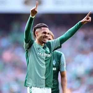 Justin Njinmah feiert seinen Treffer zum 4:0 gegen Mainz 05