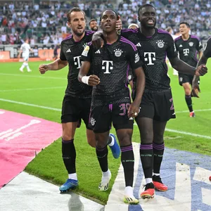 Bayerns Mathys Tel wird für seinen Siegtreffer gefeiert