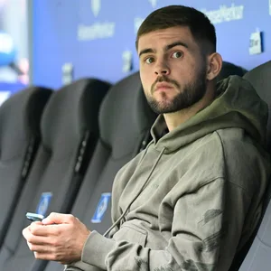 Lukasz Poreba auf der Bank des HSV beim Heimspiel gegen Rostock