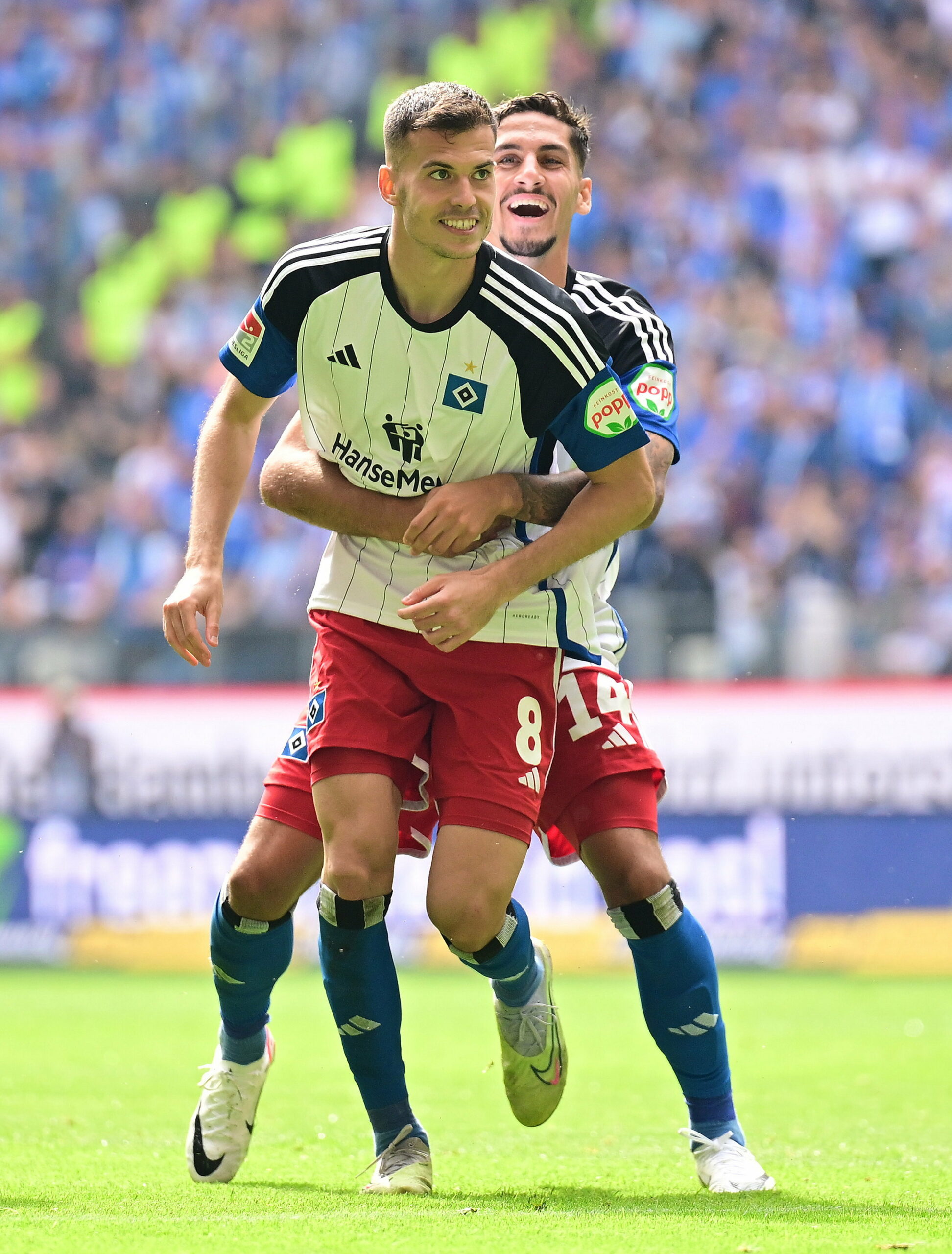 Bénes und Reis bejubeln das 2:0 gegen Rostock